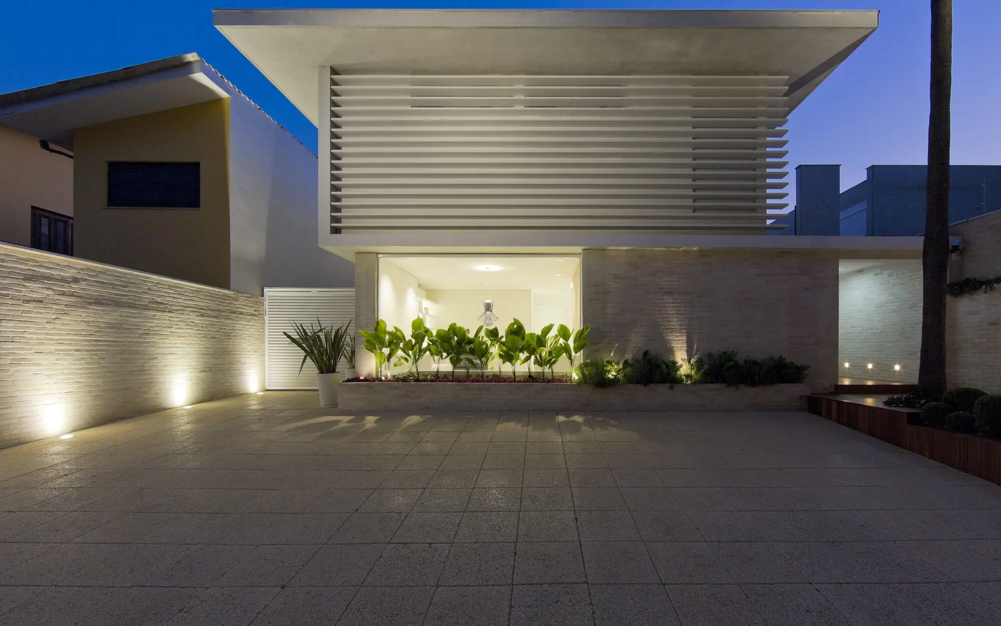 Fachada da clínica à noite
