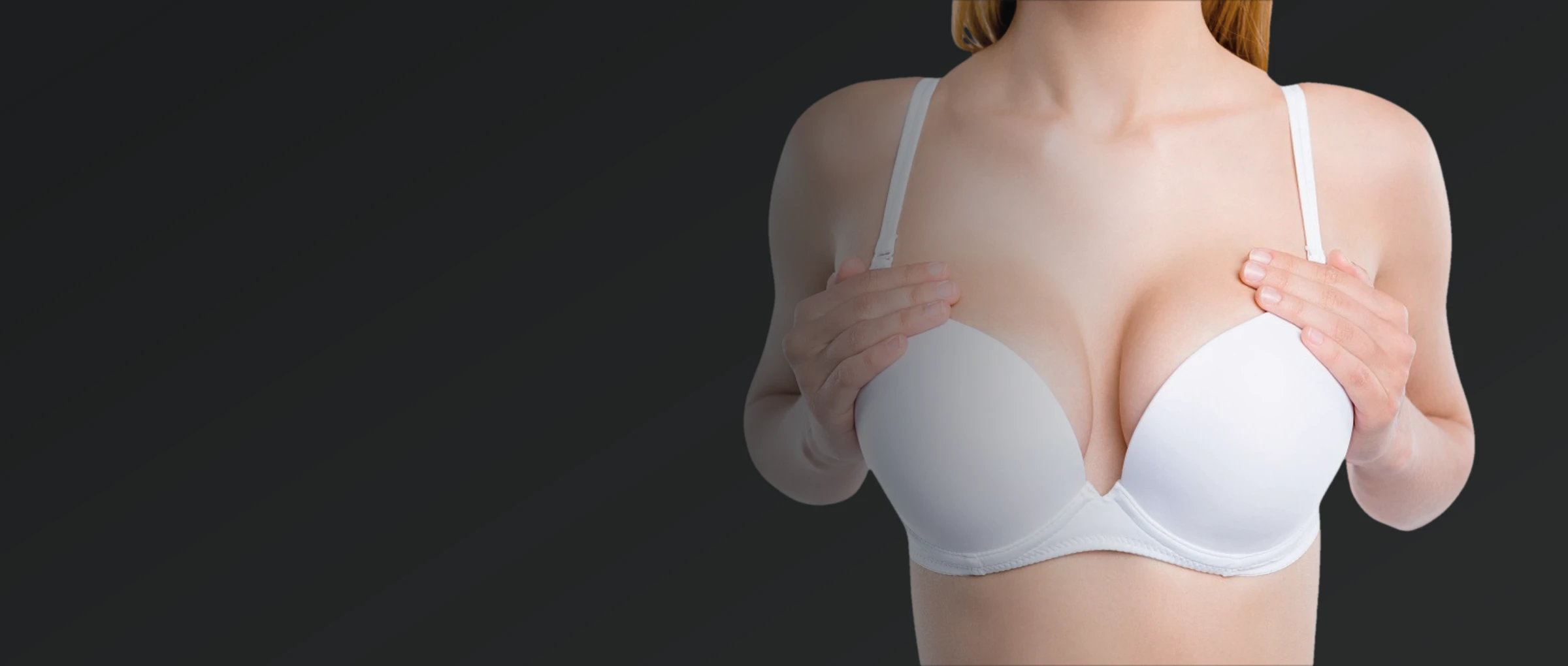 Mulher em destaque de contorno das mamas, avaliação de mamoplastia